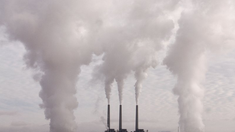 Fotografija: Največ CO2 v ozračje prispeva proizvodnja energije iz fosilnih goriv. Foto Pixabay