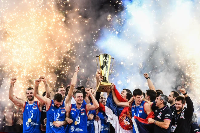 Srbski odbojkarji so se lanskega septembra v Parizu veselili evropskega naslova, zdaj pa so v Berlinu ostali brez nastopa na olimpijskem turnirju v Tokiu. FOTO: AFP