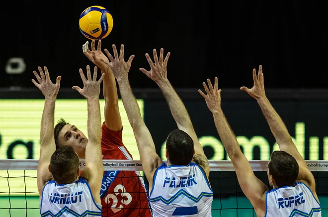 Čeh Patrik Indra je bil nemočen pred obrambnim blokom slovenskega trojčka Tine Urnaut, Alen Pajenk, Gregor Ropret. FOTO: AFP