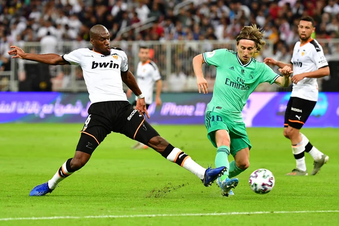 Real Madrid je bil tudi brez prvega strelca Karima Benzemaja premočan za Valencio. Luka Modrić (desno) je odlično vodil igro Madridčanov. FOTO: AFP