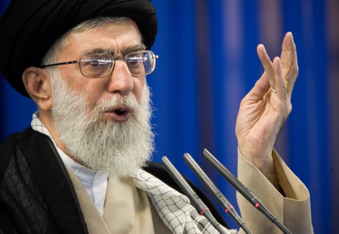 Prihodnja dogajanja bodo v veliki meri odvisna od iranskega vrhovnega verskega voditelja Alija Hameneja. Foto Morteza Nikoubazl Reuters