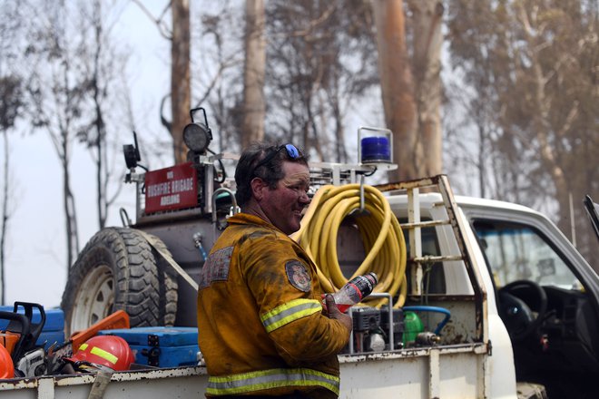Gasilci so imeli veliko dela v mestu Batlow v Novem Južnem Walesu, kjer prej ni bilo poletnih gozdnih požarov. FOTO: Saeed Khan/AFP