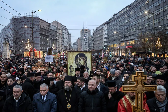 Molitvena procesija proti črnogorskemu zakonu o verski svobodi včeraj popoldan v Beogradu. Foto: Marko Djurica/Reuters