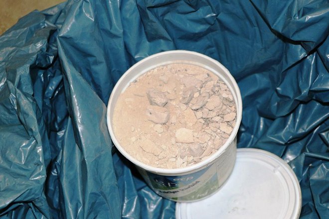 Našli so še nekaj snovi, ki jih bodo poslali v nadaljnje preiskave v nacionalni forenzični laboratorij. FOTO: PU Novo mesto