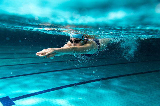 Poleg prsnega plavanja, kravla in hrbtnega plavanja lahko pri svoji vadbi izpopolnjujejo tudi delfin ali plavajo nekatere osnovne zavesljaje skladnostnega plavanja. FOTO: Shutterstock
