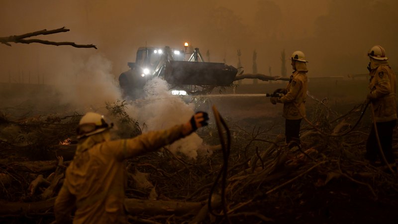 Fotografija: Veliki požari ustvarjajo svoje oblake, ki s strelami širijo požar prek vseh ovir. FOTO: Tracey Nearmy/Reuters