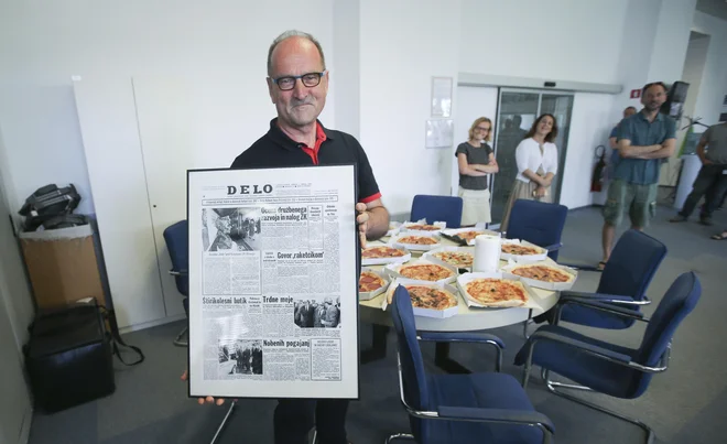 Boris Šuligoj ob uradni upokojitvi in potrditvi nadaljnega sodelovanja junija lani ob pogostitvi na uredništvu Dela. FOTO: Jože Suhadolnik