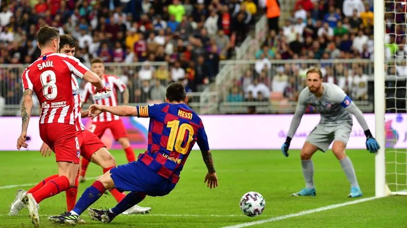 Fotografija: Atletico Madrid's Slovenian goalkeeper Jan Oblak (R) watches as Atletico Madrid's Spanish midfielder Saul Niguez (L) marks Barcelona's Argentine forward Lionel Messi (C) during the Spanish Super Cup semi final between Barcelona and Atletico Madrid on January 9, 2020, at the King Abdullah Sport City in the Saudi Arabian port city of Jeddah. - The winner will face Real Madrid in the final on January 12. (Photo by Giuseppe CACACE / AFP)