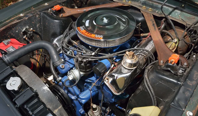 Pod pokrovom mustanga se skriva 6,4-litrski motor V8, ki proizvede najmanj 300 konjskih moči pri 4.800 vrtljajih na minuto. FOTO: Mecum Auctions