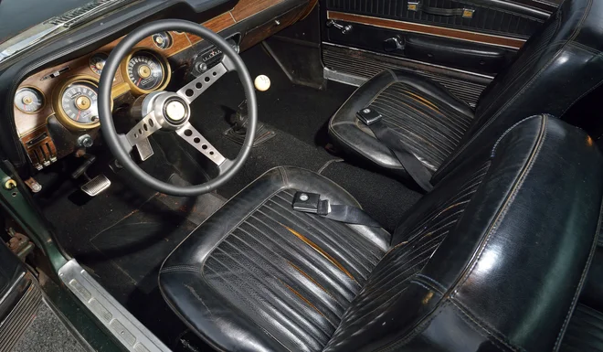 Med predelavo so originalni krmilni sistem nadomestili z obročem iz mustanga shelbyja. FOTO: Mecum Auctions