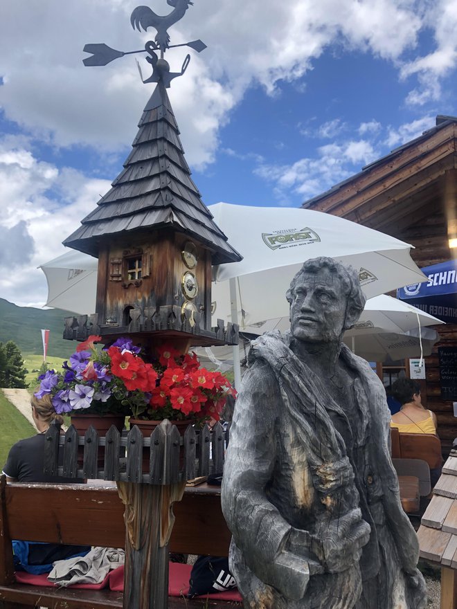 Spretni in podjetni Valgardenci pišejo še druge zanimive zgodbe: recimo o rezbarstvu, ki je v njihovih večjezičnih koncih na Južnem Tirolskem malone kultna obrt že vsaj od 17. stoletja.<br />
Foto Mimi Podkrižnik