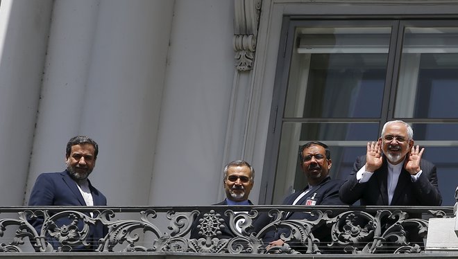 Iranski zunanji minister Džavad Zarif (skrajno desno) po sklenitvi jedrskega dogovora leta 2015 na Dunaju, ki še vedno velja za enega od najpomembnejših dosežkov evropske zunanje politike. Foto: Reuters