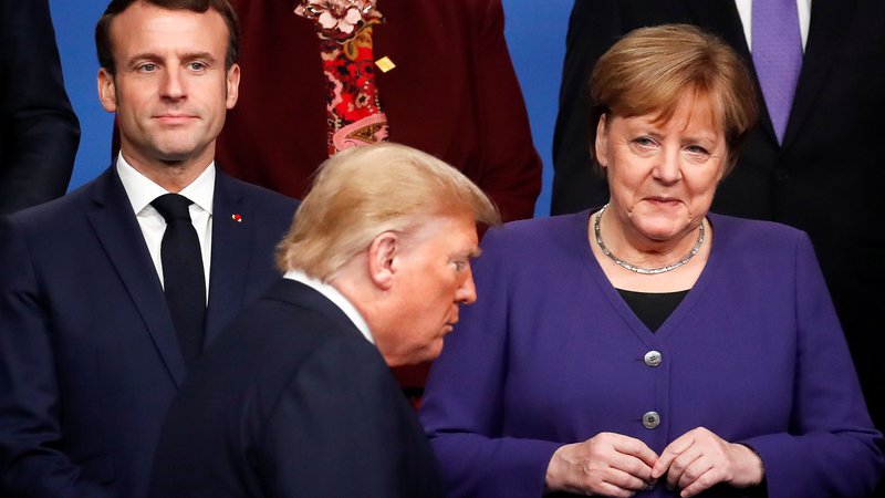 Fotografija: Francoski predsednik Emmanuel Macron, nemška kanclerka Angela Merkel in ameriški predsednik Donald Trump med lanskim vrhom Nata v Londonu. Foto Christian Hartmann/Afp