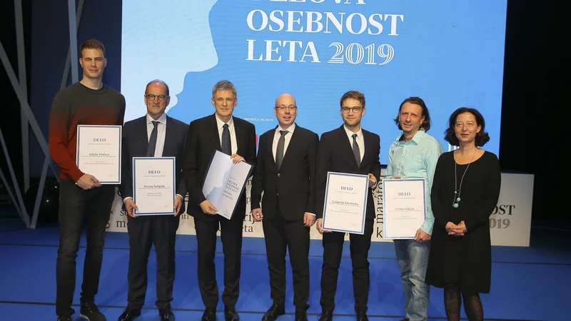 Fotografija: Nagrajenci večera (od levo proti desni): Boris Šuligoj, Aljaž Vrabec, Jadran Lenarčič, odgovorni urednik Uroš Urbas, Leon Vidic in Gašper Završnik FOTO: Jože Suhadolnik
