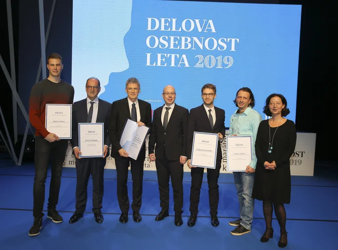 Nagrajenci večera (od levo proti desni): Boris Šuligoj, Aljaž Vrabec, Jadran Lenarčič, odgovorni urednik Uroš Urbas, Leon Vidic in Gašper Završnik FOTO: Jože Suhadolnik