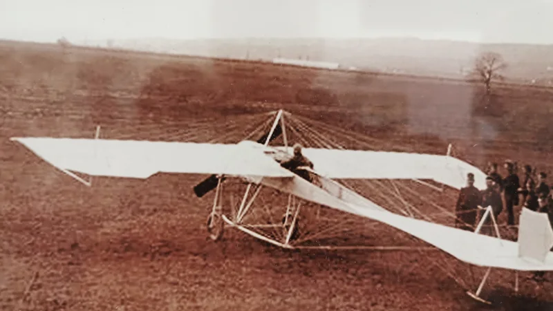 Fotografija: Prvi vzlet Edvarda Rusjana z letalom Merćep-Rusjan v Črnomercu pri Zagrebu, 13. novembra leta 1910, je bil uspešen. S tem letalom je mesec dni kasneje strmoglavil v Beogradu. Foto Arhiv vojaškega letališča Cerklje