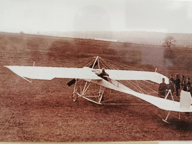 Prvi vzlet Edvarda Rusjana z letalom Merćep-Rusjan v Črnomercu pri Zagrebu, 13. novembra leta 1910, je bil uspešen. S tem letalom je mesec dni kasneje strmoglavil v Beogradu. Foto Arhiv vojaškega letališča Cerklje