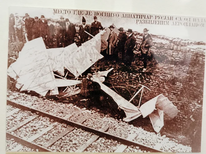 Rusjanov let pred množico Beograjčanov se je zaradi močnega vetra končal tragično. Letalo se je prelomilo na pol in skupaj s pilotom padlo na desni breg reke Save. Fotografiji Arhiv vojaškega letališča Cerklje