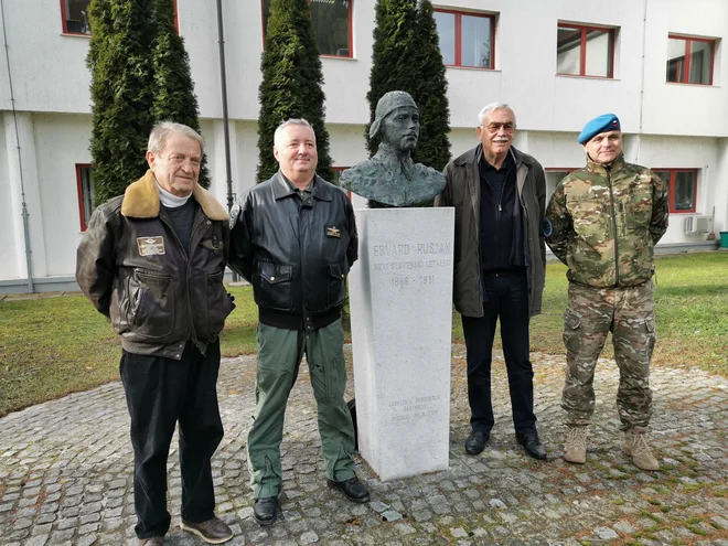 Pred poveljniško zgradbo na vojaškem letališču v Cerkljah stoji Rusjanov kip, delo Zmaga Posege. Za spomin na Rusjana skrbijo letalci sami. Z leve Ernest Ferk, predsednik Združenja ljubiteljev letalstva Edvard Rusjan Brežice, poveljnik letališča podpolkov