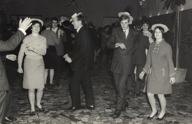 Tako so v Hotelu Triglav leta 1966 rajali na plesu v maskah. Foto Iz zasebnega arhiva Alberta Cernaze