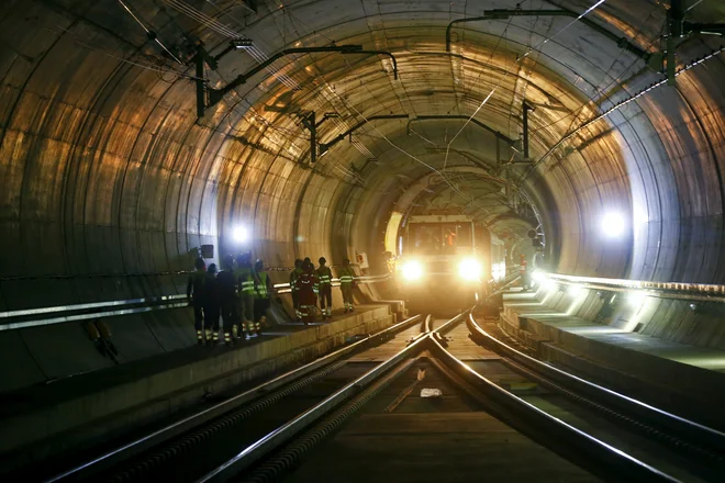Na trasi drugega tira bo skupaj z glavnimi in s servisnimi cevmi zgrajenih dobrih 37 kilometrov predorov. Zato je čas gradnje temu primerno daljši. Foto Reuters