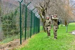 Tudi vojaki bedijo nad nezakonitimi migracijami ob mejni reki Kolpi. FOTO: Slovenska vojska