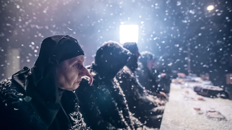 Fotografija: V predstavi nizajo zgodbe o družini, nasilju, spominu, sanjah, smrti, radostih ... Foto Jaka Varmuž