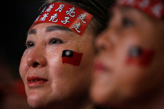 Približno 19,5 milijona tajvanskih volivcev bo danes hkrati izbiralo člane parlamenta. FOTO: Ann Wang/Reuters