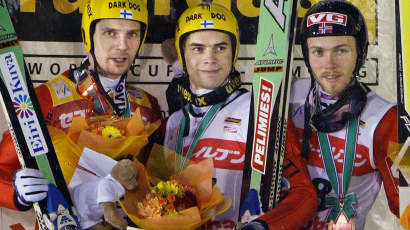 Fotografija: Janne Ahonen (levo) in Bjørn Einar Romøren (desno, na sredini je Matti Hautamäki) sta bila velika tekmeca in ostala dobra prjatelja. FOTO: Reuters