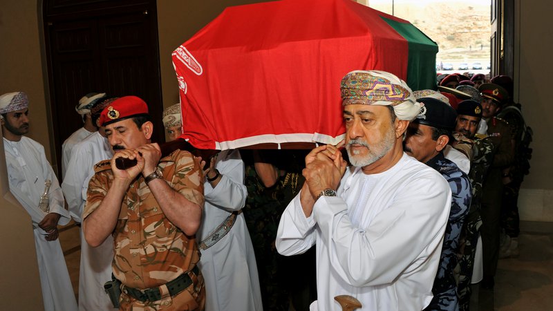 Fotografija: Haitam bin Tarik Al Said je nosil krsto bratranca in predhodnika Kabusa bin Saida. FOTO: Reuters