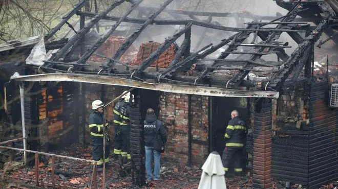 Gasilce so o požaru obvestili ob 5.25 uri zjutraj, a je bil že tako razmahnjen, da kljub 20 gasilcem, ki so prispeli s štirimi gasilskimi, šestim žrtvam ni bilo pomoči. FOTO: Youtube