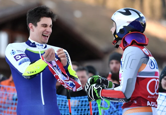 Henrik Kristoffersen je predal majico vodilnega veleslalomista Žanu Kranjcu. FOTO: AFP