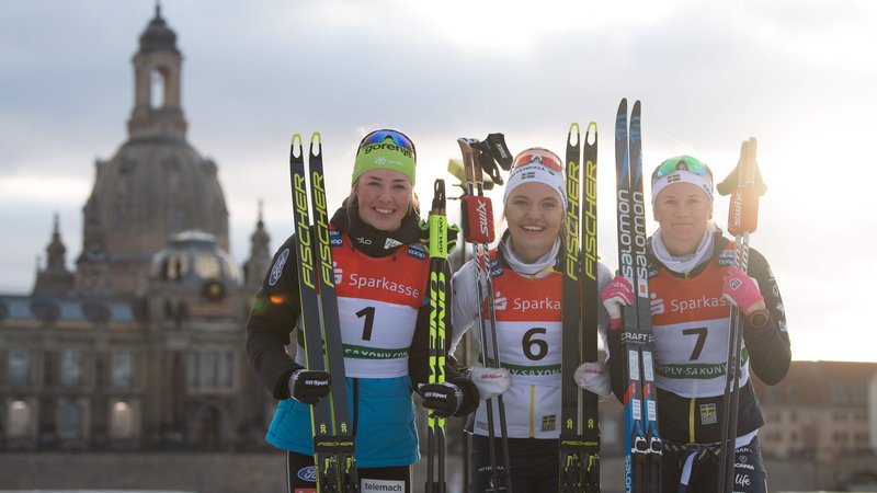 Fotografija: Med junakinjami zanimive tekme v Dresdnu je bila tudi Anamarija Lampič (prva z leve). Ob njej sta še zmagovalka Linn Svahn (C) in tretjteuvrščena Maja Dahlqvist. FOTO: AFP
