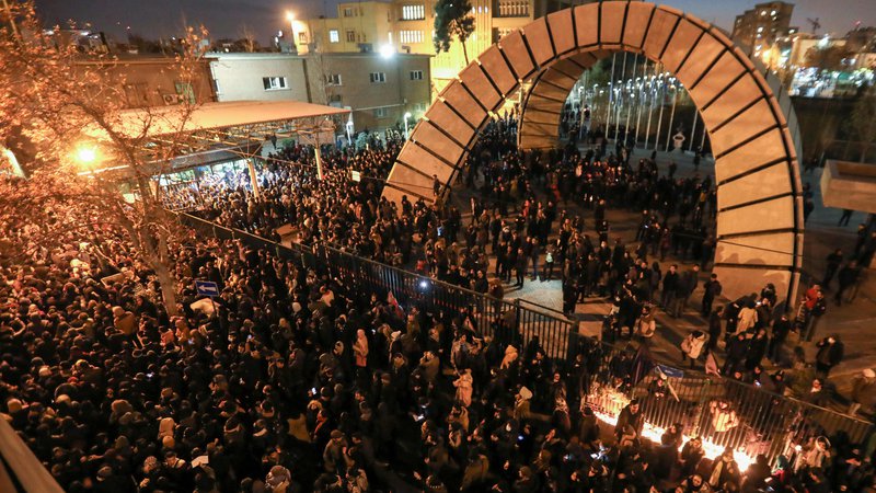 Fotografija: Iranski študenti so se na objavo oblasti, da je odgovorna za sestrelitev letala, zvečer odzvali s protestom pred teheransko univerzo Amirja Kabira. FOTO: Atta Kenare/AFP