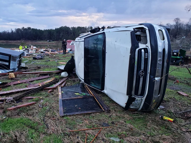 Brez elektrike je ostalo več kot 200.000 ljudi. FOTO: Afp