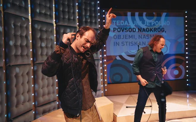 Karaoke so prijetna, lepo tekoča predstava, ki pod vprašaj postavlja samoumevnost naših želja. Foto Peter Giodani