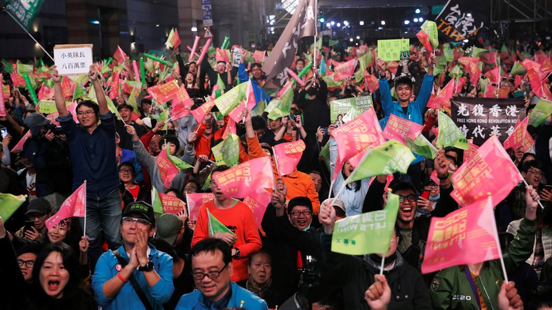 Fotografija: Rezultat volitev kaže, pravijo tajvanski analitiki, da so Tajvanci zavrnili načelo »ena država – dva sistema«, ki jim ga vodstvo v Pekingu ponuja kot formulo mirne združitve. Foto: Tyrone Siu/Reuters