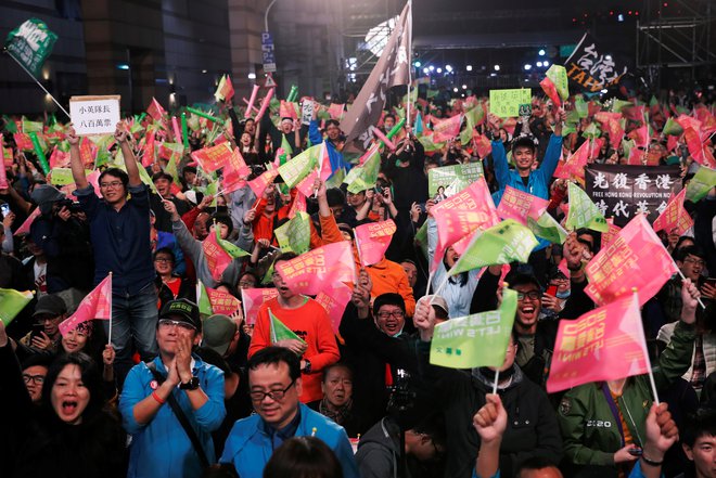 Rezultat volitev kaže, pravijo tajvanski analitiki, da so Tajvanci zavrnili načelo »ena država – dva sistema«, ki jim ga vodstvo v Pekingu ponuja kot formulo mirne združitve. Foto: Tyrone Siu/Reuters