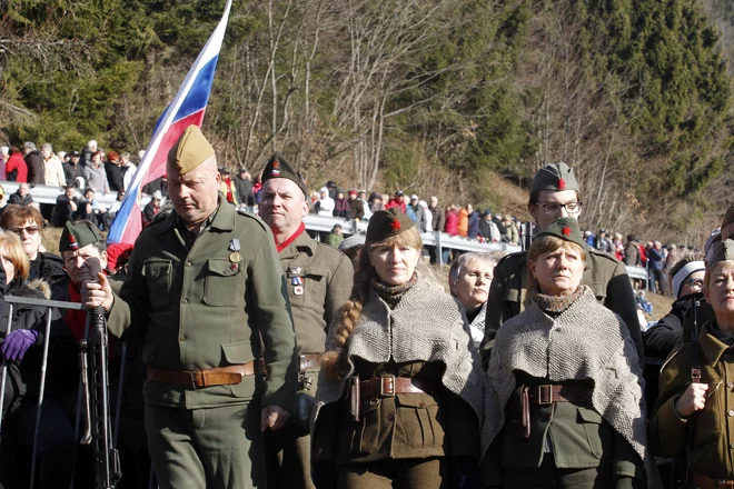 Spomina na padle partizane in pobite ter razseljene domačine se je udeležil tudi Prvi spominski dolenjski partizanski bataljon. FOTO: Mavric Pivk/Delo