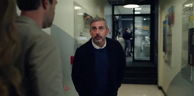 Priljubljenega voditelja Mitcha Kesslerja, ki se zaplete v afero spolnega nadlegovanja, je odigral komik Steve Carell.