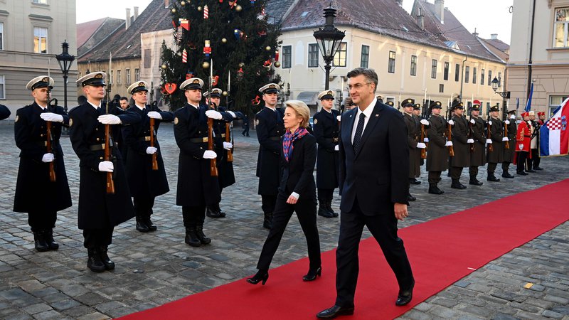 Fotografija: Med obiski iz Bruslja je premier Andrej Plenković sicer imel svoje ure slave. FOTO: Denis Lovrovic/Afp