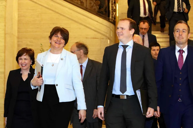 Vodja demokratičnih unionistov Arlene Foster je po sklenitivi koalicijskega sporazuma znova postala prva ministrica Severne Irske. Foto Paul Faith/Afp
