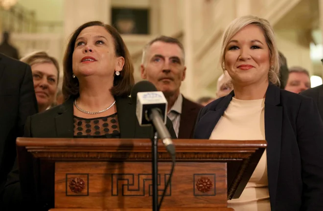 Vodja Sinn Féin Mary Lou McDonald in podpredsednica stranke Michelle O'Neill po potrditvi koalicijskega dogovora. Foto: Paul Faith/Afp