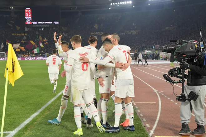 Nedeljski derbi italijanskega prvenstva v Rimu je pripadel Juventusu, ki je premagal Romo z izidom 2:1 in na lestvici pobegnil Interju za dve točki. Takole so se Torinčani veselili gola Cristiana Ronalda. FOTO: AFP