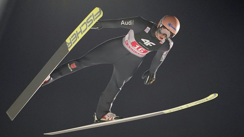 Fotografija: Nemški smučarski skakalec Karl Geiger je bil minuli konec tedna razred zase v Predazzu. FOTO: AFP