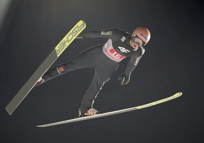 Nemški smučarski skakalec Karl Geiger je bil minuli konec tedna razred zase v Predazzu. FOTO: AFP