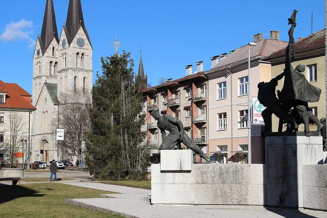 Kočevje, ki je do invalidov prijazna občina, je že preuredila tektonske ovire, poglobili so vse robnike pri prehodih za pešce. FOTO: Simona Fajfar