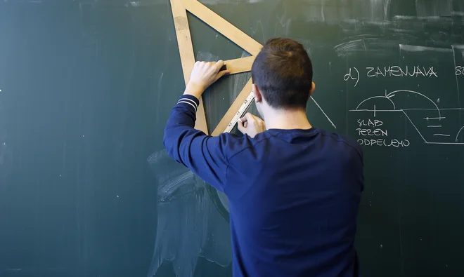 Koliko znaša razlika med tem, kar za zdravstveno zavarovanje kar plačujemo zdaj in kar naj bi plačevali? Foto Blaž Samec