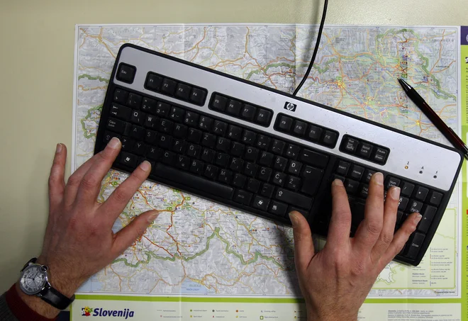 Kaj pa beseda resetiranje pomeni? &raquo;Na novo vdelati, vstaviti (dragulj), naostriti, nabrusiti (nož), znova staviti, nazaj postaviti ali namestiti ... Foto Blaž Samec