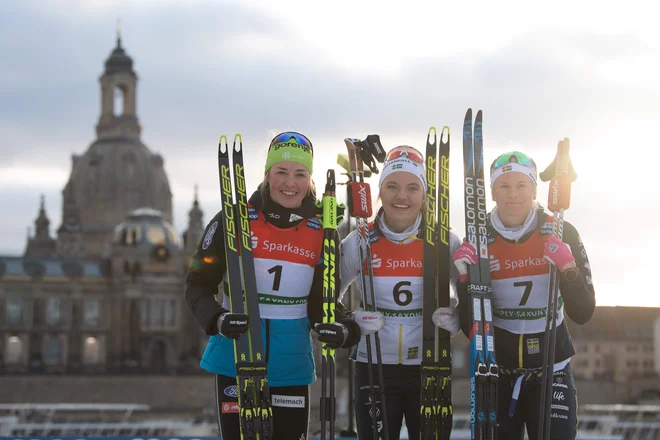 Anamarija Lampič (levo) v družbi švedskih tekmic Linn Svahn in Maje Dahlqvist po šprintu v Dresdnu, ki ga je končala na 2. mestu. FOTO: AFP